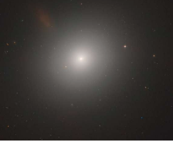 哈勃望远镜观察椭圆星系梅西耶105