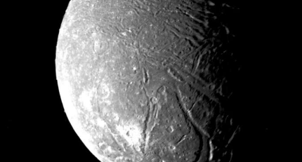 韦伯望远镜发现天王星卫星阿里尔上的碳氧化物暗示存在隐藏的海洋